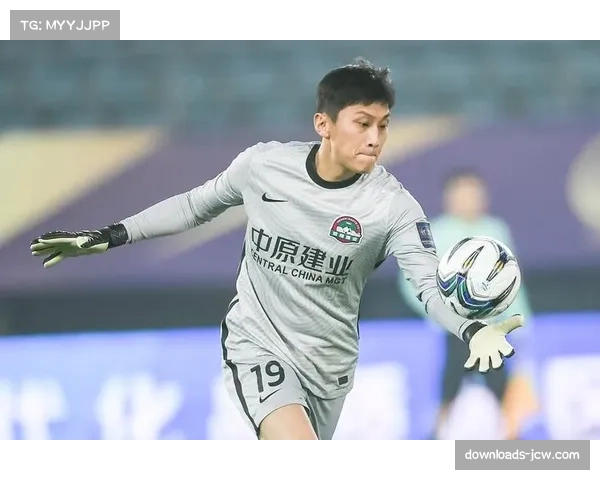 【2026年4月中超联赛·赛中·特写航体雨战特写:河南队门将王国明高接低挡,半场已贡献五次关键扑救